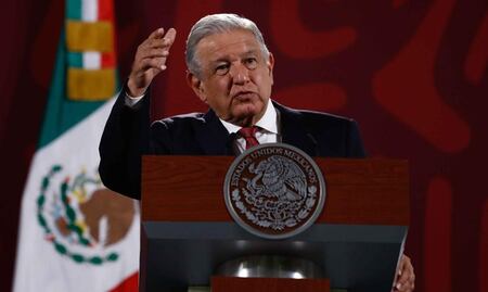 AMLO pide que no se rasguen las vestiduras quienes traicionaron a la patria al votar contra reforma eléctrica