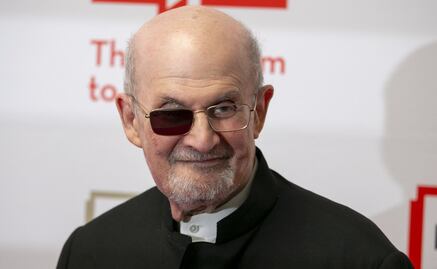 Reaparece entre ovaciones el escritor Salman Rushdie, a nueve meses del ataque que casi lo mata