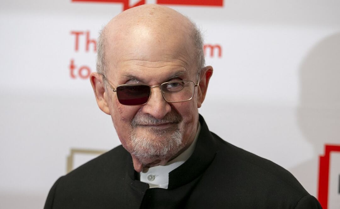 Salman Rushdie tuvo su primera aparición en persona en un evento público desde que fue atacado en agosto pasado mientras estaba en el escenario de un festival literario en el oeste de Nueva York. Foto: EFE.