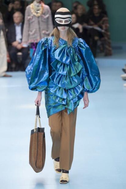 Tendencia holográfica, la obsesión de este otoño que arrasa en las pasarelas