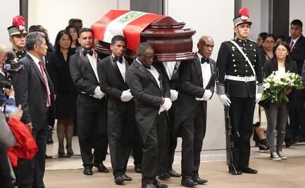 Fujimori recibe honores de Estado al ingreso de su velatorio en Lima