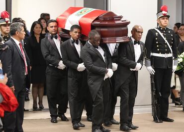 Fujimori recibe honores de Estado al ingreso de su velatorio en Lima