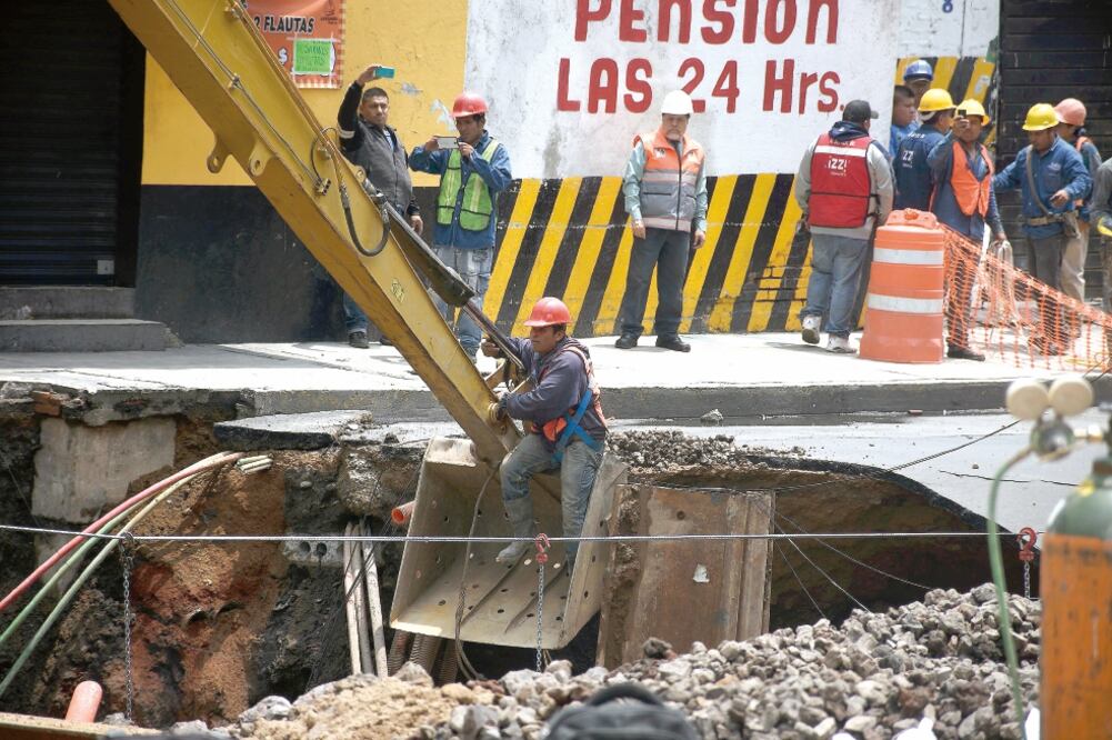 La cavidad afectó una línea de alta tensión que hace funcionar las líneas 1, 2 y 3 del Metro. (ALONSO ROMERO. EL UNIVERSAL)