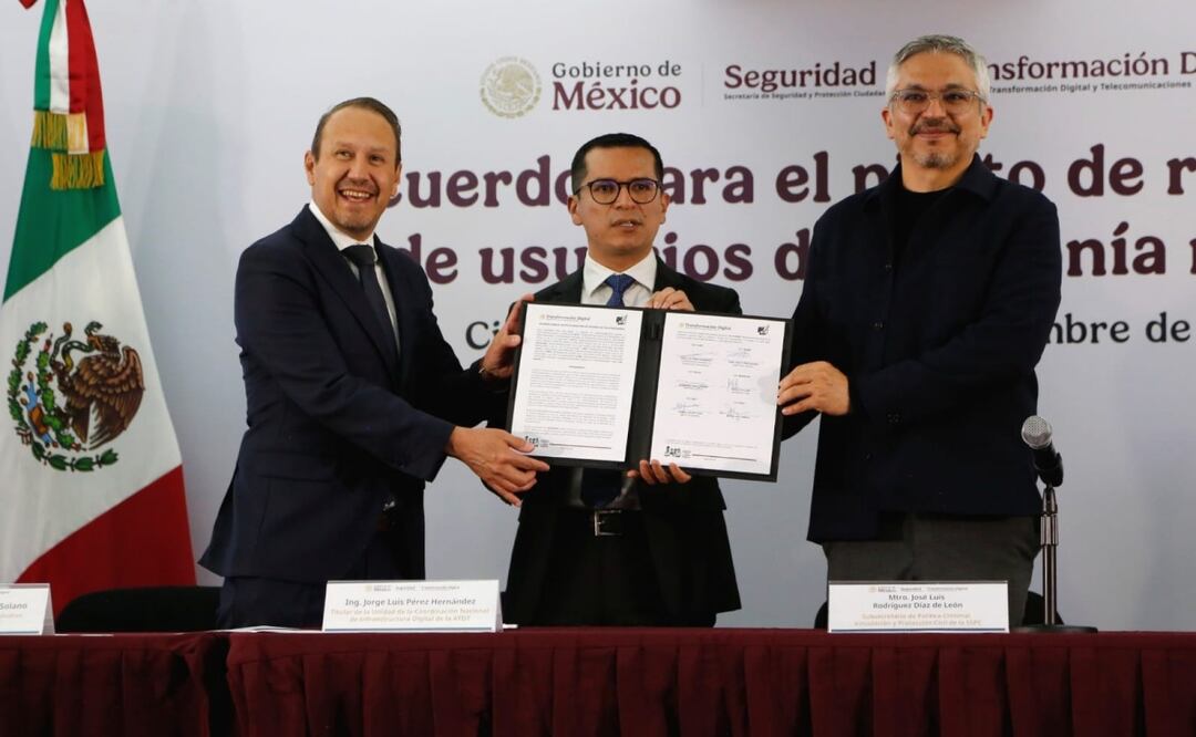 Firman acuerdo con representantes de las empresas telefónicas para combatir delitos de extorsión y fraudes (05/09/2025). Foto: Especial