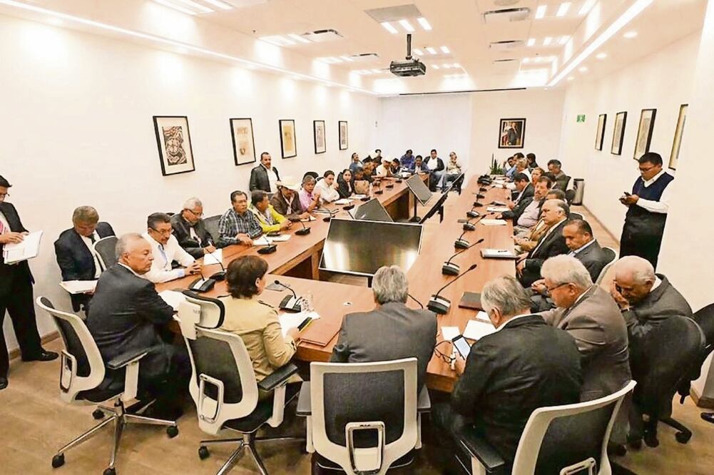 La secretaria de Desarrollo Agrario, Territorial y Urbano, Rosario Robles, se reunió con diversas organizaciones campesinas y adelantó que tendrá otro encuentro el próximo lunes con integrantes del sector (TOMADA DE TWITTER)