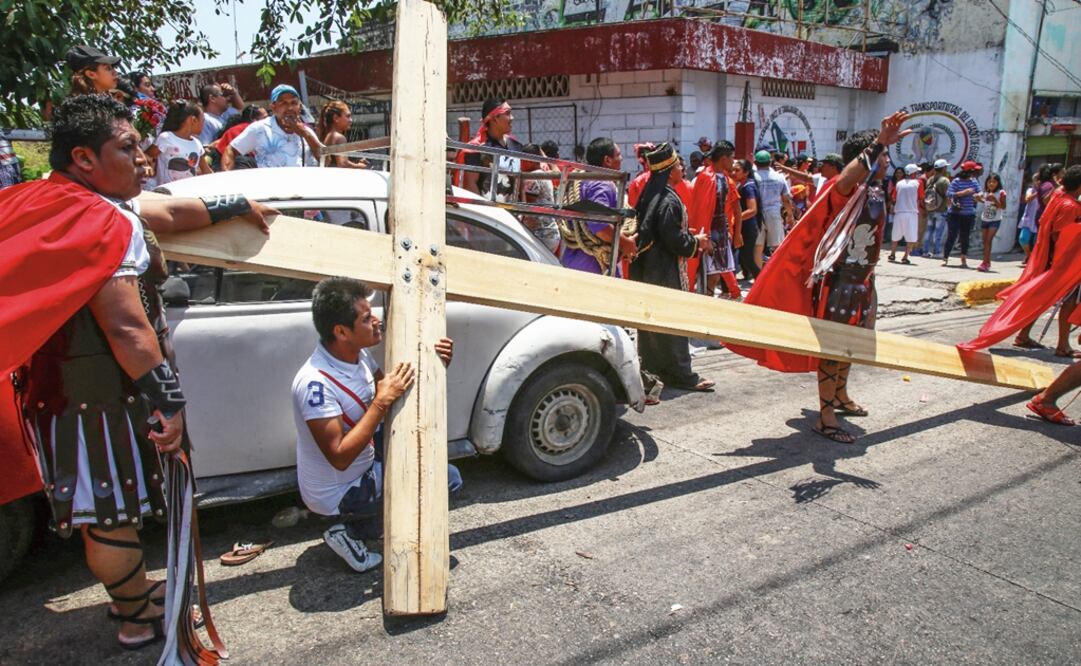 People react after a shooting near a Via Crucis representation in Acapulco – Photo: Carlos Alberto Carbajal/EL UNIVERSAL