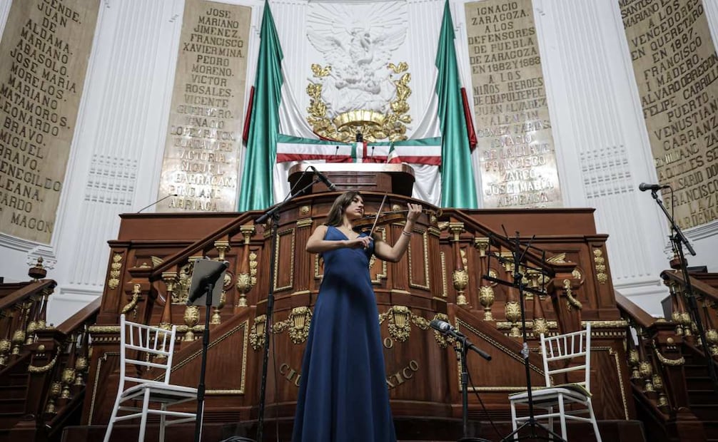 Tras la clase de historia, hubo un concierto de violín y chelo por parte de Sara Michelean Martínez y Luis Ángel Ballesteros Apodaca, quienes tocaron piezas de Benjamin Godard y Reinhold Clear..
Foto: Gabriel Pano / EL UNIVERSAL