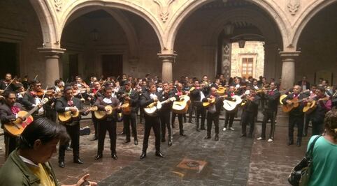 Mariachis protestan contra reubicación con serenata