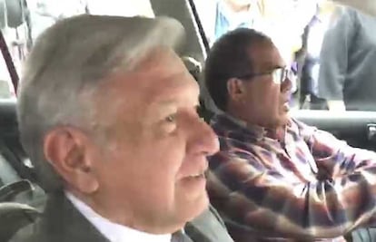 AMLO llama "corazoncitos" a reporteros al salir de su casa