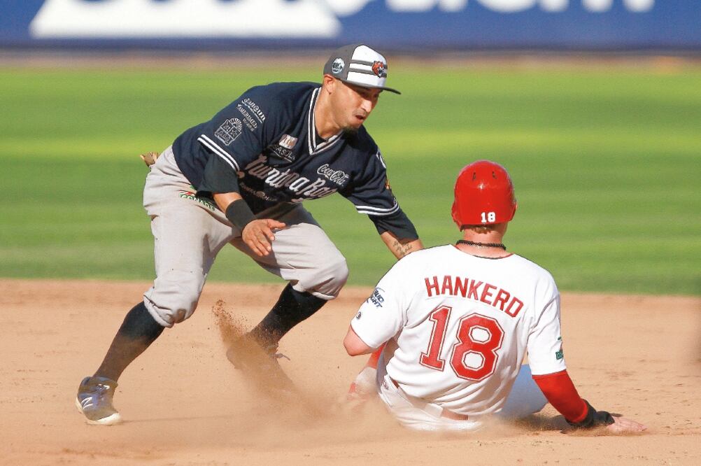 Carlos ‘Ch i s pa’ Gastélum (izquierda), de la zona sur, retiró a Cyle Hankerd (ALFREDO LÓPEZ. JAM MEDIA)