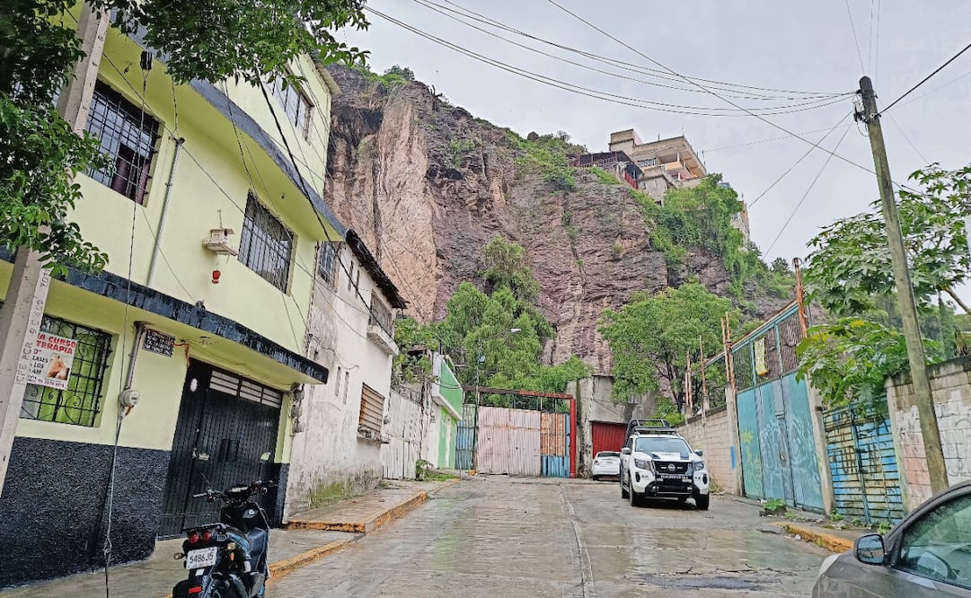 El riesgo en esta zona de Tlalnepantla es constante, por lo que algunas familias han comenzado a considerar la posibilidad de mudarse, aunque aseguran que no tienen opciones viables para hacerlo. Foto: Gisela González Granados / EL UNIVERSAL