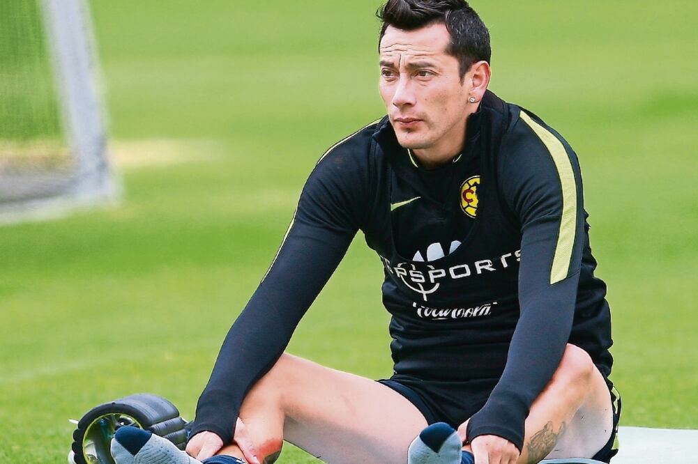 Rubens Sambueza ha evitado que los árbitros lo expulsen, por ahora (FRANCISCO ESTRADA. JAM MEDIA)