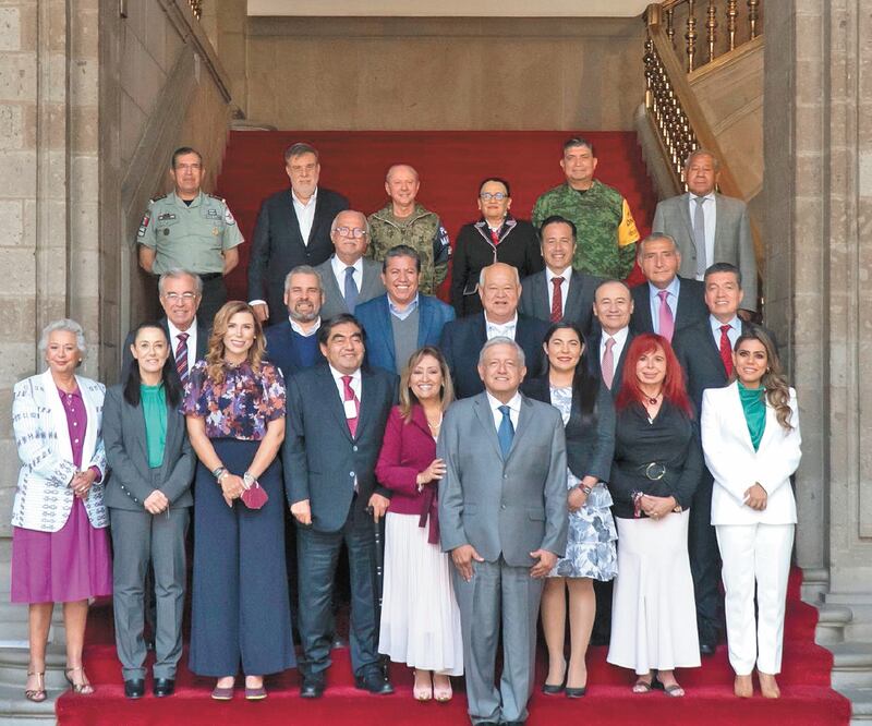 El presidente Andrés Manuel López Obrador se reunió ayer con los 16 gobernadores en funciones y electos de Morena en Palacio Nacional. Foto: TOMADA DE TWITTER 