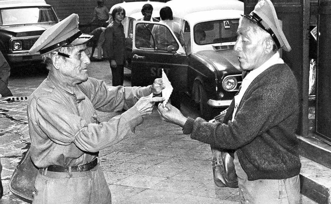 Fotografía de 1973; muchos trabajadores tenían más de 30 años de experiencia y tal antigüedad fue un arma de doble filo, pues los carteros solucionaban problemas cotidianos, pero se mostraron renuentes a cambios como el Código Postal. Foto: Jesús Hernández/Archivo EL UNIVERSAL.