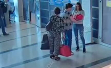 Captan a madre rusa vendiendo a su bebé por menos de 900 pesos