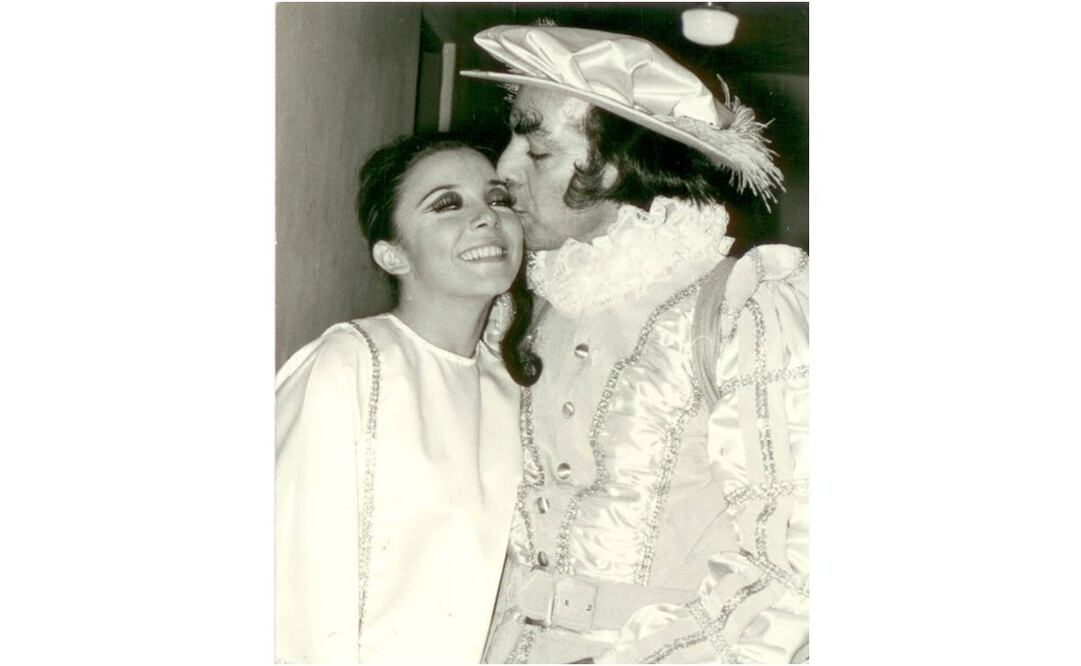 Manuel "El Loco" Valdés besa a Verónica Castro 