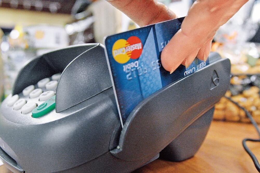 El índice de morosidad de las tarjetas llegó a 5.31%, menos que lo registrado en julio de 2014 (ARCHIVO. EL UNIVERSAL)