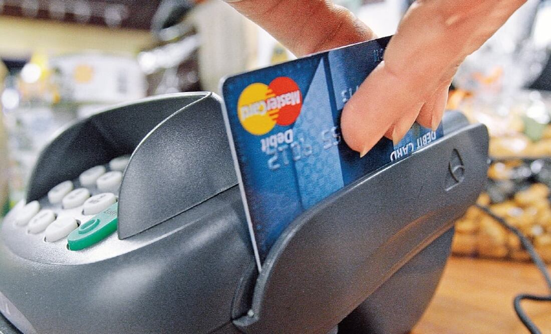 El índice de morosidad de las tarjetas llegó a 5.31%, menos que lo registrado en julio de 2014 (ARCHIVO. EL UNIVERSAL)