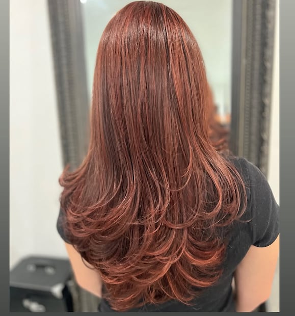 Quienes desean lucir su larga cabellera pueden optar por un corte moderno en capas. Foto: Especial. Instagram @samy.hairdo