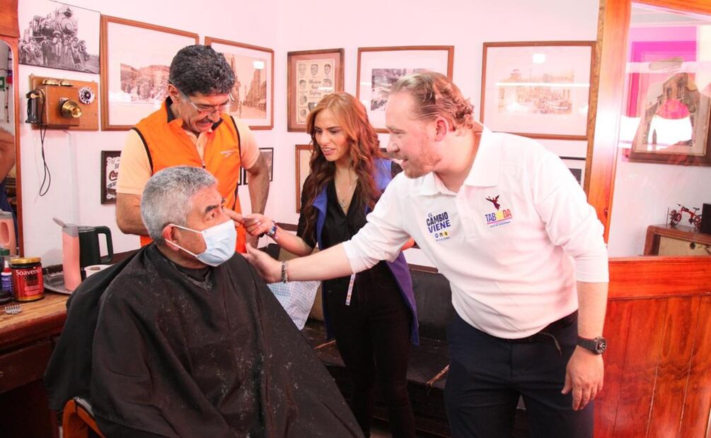 Taboada recorrió este viernes el tianguis de la colonia La Cruz. Foto: Especial