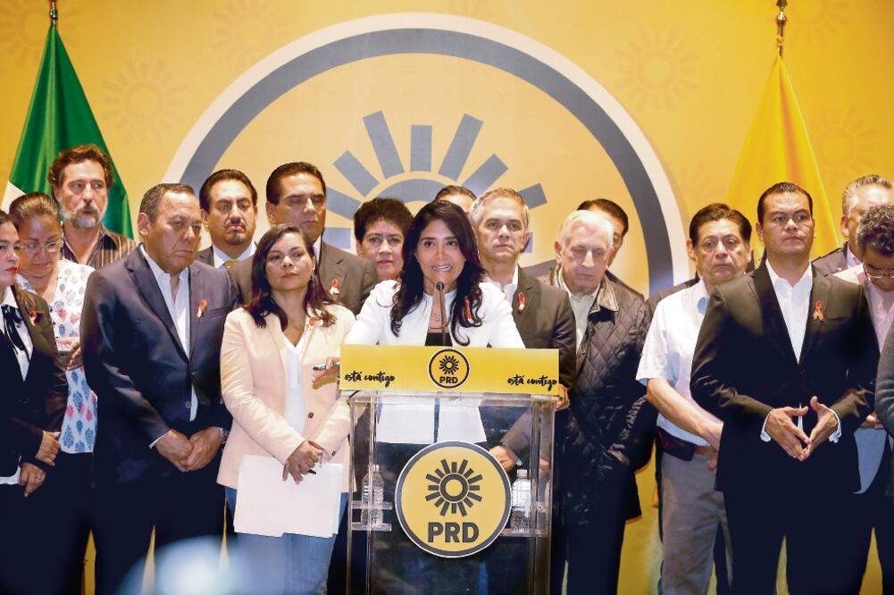 Con el respaldo del jefe de Gobierno capitalino, así como los gobernadores de Morelos, Michoacán y Tabasco, y las corrientes mayoritarias, Nueva Izquierda , Foro Nuevo Sol e Iniciativa Galileos, la presidenta del PRD (LUIS CORTÉS. EL UNIVERSAL)