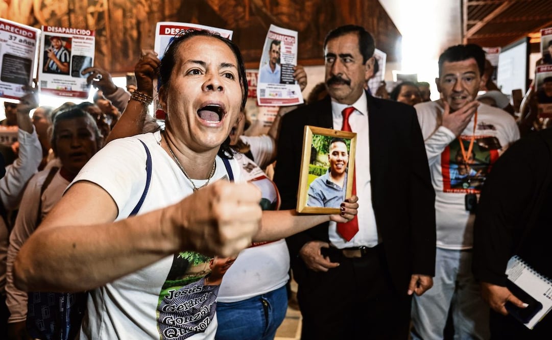 Colectivos de búsqueda de desaparecidos de Jalisco pegaron fichas de localización en la Cámara de Diputados. (26/02/2025) Foto: Gabriel Pano | El Universal