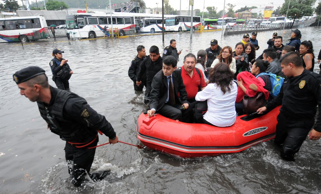 Ante las inundaciones fue necesario utilizar lanchas para sacar a la gente que quedó atrapada en sus autos y transporte público en Insurgentes,a la altura de Indios Verdes. (EDUARDO SÁNCHEZ ROMERO. EL UNIVERSAL)