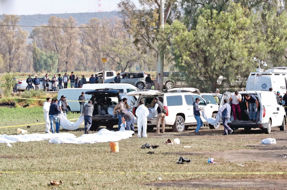 Autoridades trabajaban ayer en la zona del siniestro. José Luis, quien estuvo presente durante la explosión, acompañó a su cuñada a reconocer el cuerpo de su esposo en el Ministerio Público. Foto: VALENTE ROSAS. EL UNIVERSAL