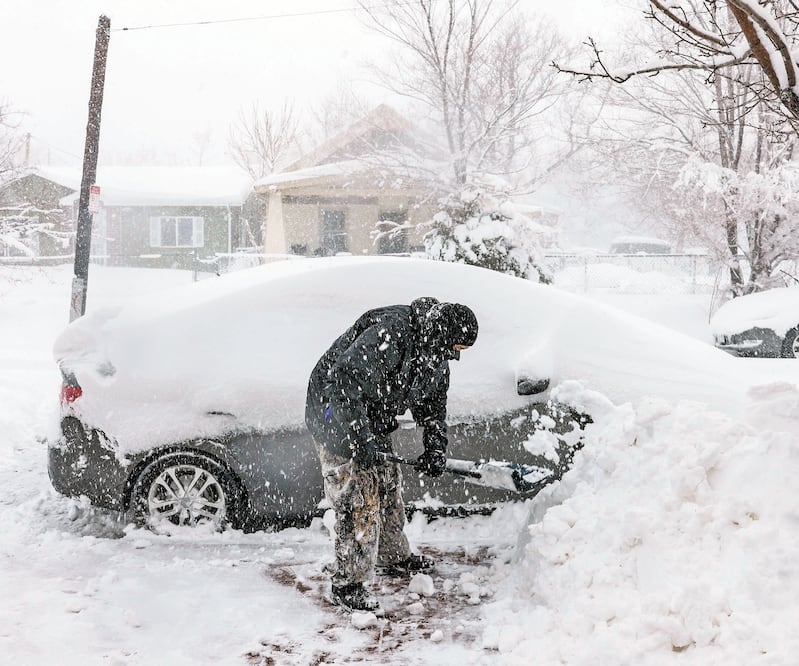 Un hombre quita la nieve del camino, en Denver, Colorado. Foto: AFP