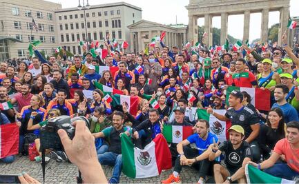 Maratonistas Mexicanos se reúnen y cantan el "Cielito Lindo" en la Puerta de Brandeburgo