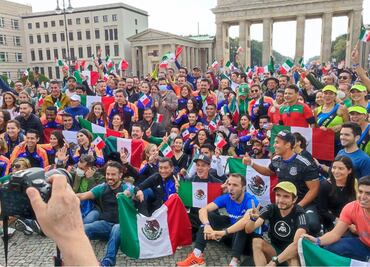 Maratonistas Mexicanos se reúnen y cantan el "Cielito Lindo" en la Puerta de Brandeburgo