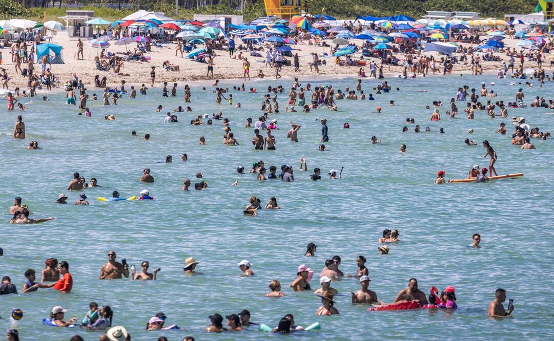 Bañistas pasan tiempo en la playa durante el verano más caluroso de la historia moderna, en Miami Beach, Florida. Foto: EFE