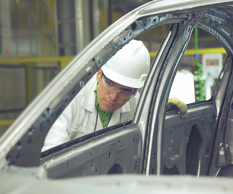 Empresarios y el gobierno estatal diseñan medidas de seguridad laboral para disminuir el riesgo de contagio entre el personal que vuelva a las compañías. Foto: Especial