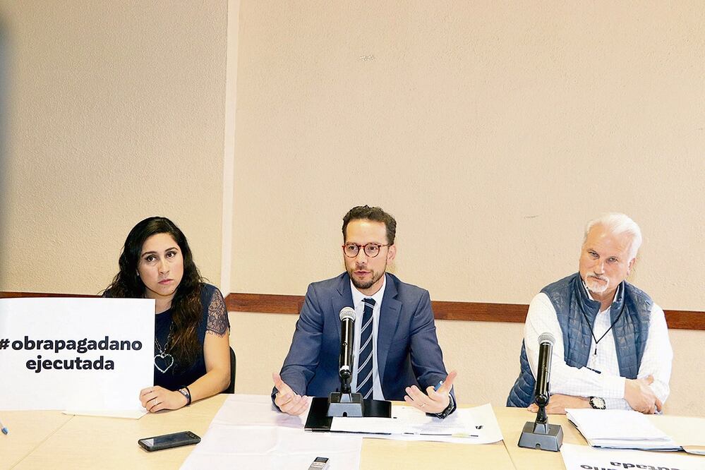 El secretario general del ayuntamiento Sebastián Pérez (centro) declaró que el caso de la avenida Fray Diego de la Magdalena está plagado de inconsistencias. Esta es la tercera denuncia que se interpone contra la administración pasada. ESPECIAL