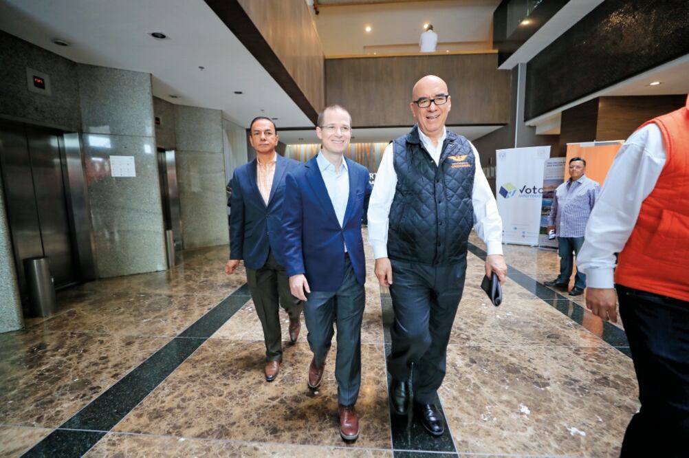 El aspirante presidencial de Por México al Frente, Ricardo Anaya Cortés, y el presidente nacional de MC, Dante Delgado. (IRVIN OLIVARES. EL UNIVERSAL)