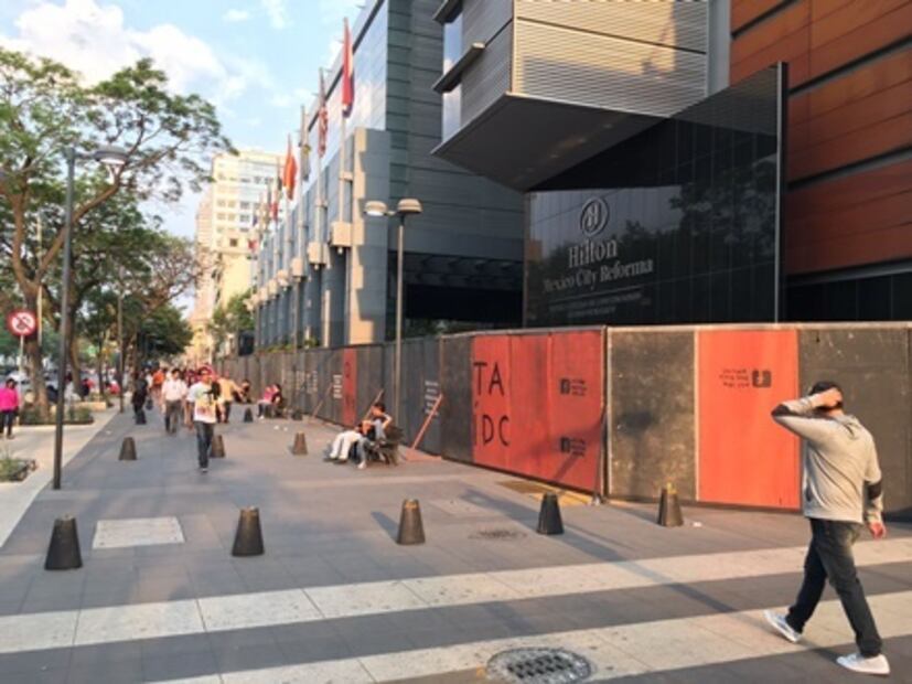 Instalan vallas metálicas previo a marchas de 1 de mayo