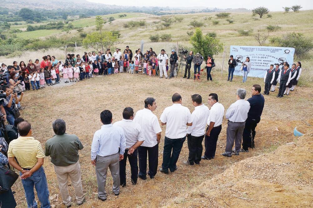 La Sección 22 de la CNTE inició su ciclo escolar 2015-2016 dos días antes de lo que marca el calendario oficial, con una ceremonia en San Pedro Ixtlahuaca, en el estado de Oaxaca (EDWIN HERNÁNDEZ. EL UNIVERSAL)