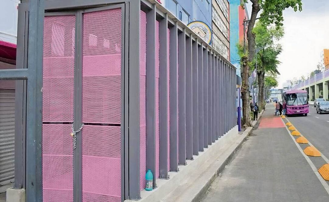 Los bajopuentes peatonales siguen cerrados por obras en Calzada de Tlalpan. Foto: SANTIAGO CADENA/EL UNIVERSAL