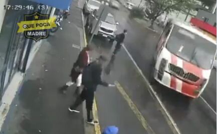 VIDEO. Camión derrapa sobre pavimento mojado y casi atropella a transeúntes en Michoacán