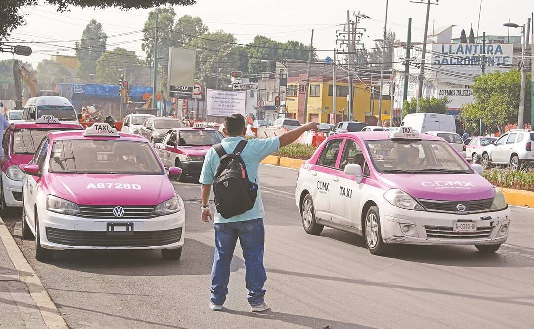 Algunos pasajeros comentaron que para ellos es más fácil tomar un taxi que usar una app. Foto: Carlos Mejía. EL UNIVERSAL