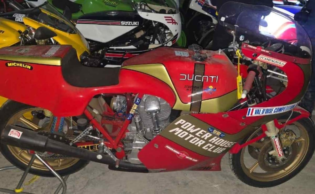 Motos incautadas en cateos a domicilios ligados al exatleta olímpico, Ryan Wedding, en la CDMX y Edomex / Foto: FBI Los Ángeles