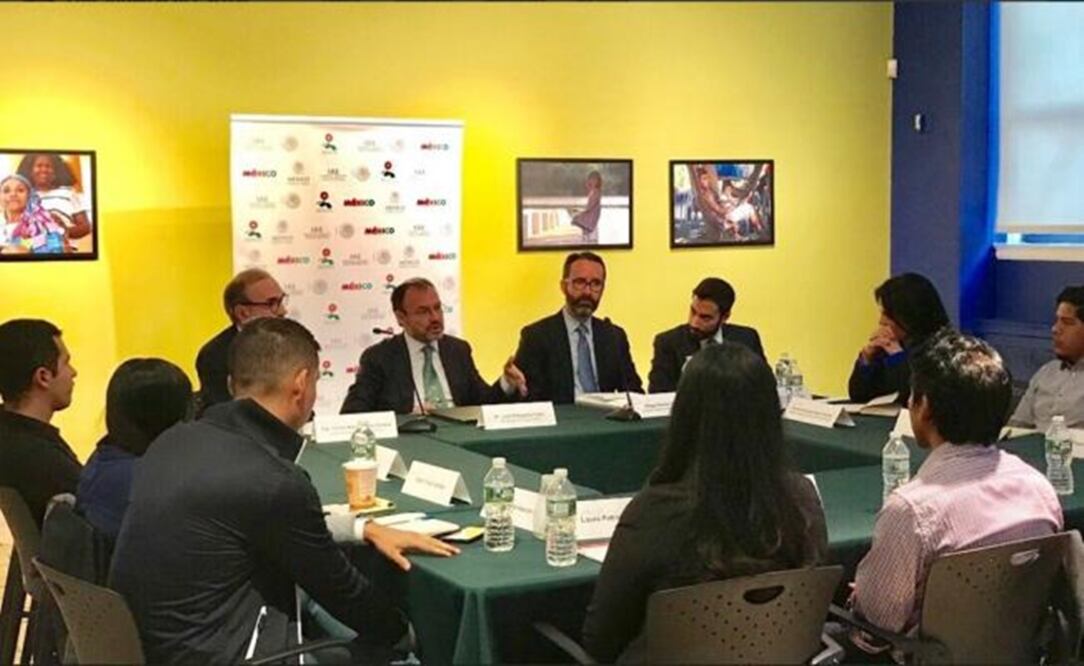 Videgaray explaining the actions of the Mexican Government to a group of young people – Photo taken from @LVidegaray