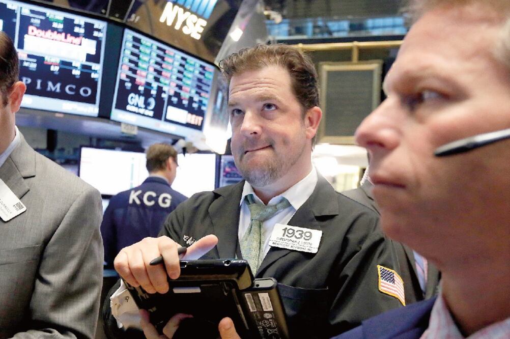 Ayer, la Bolsa de Valores de Nueva York reportó ganancias generalizadas, con el índice Dow Jones alcanzando las 16 mil 351 unidades (RICHARD DREW. AP)