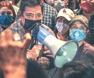 Llega Salgado a sede de instituto; busca recuperar candidatura