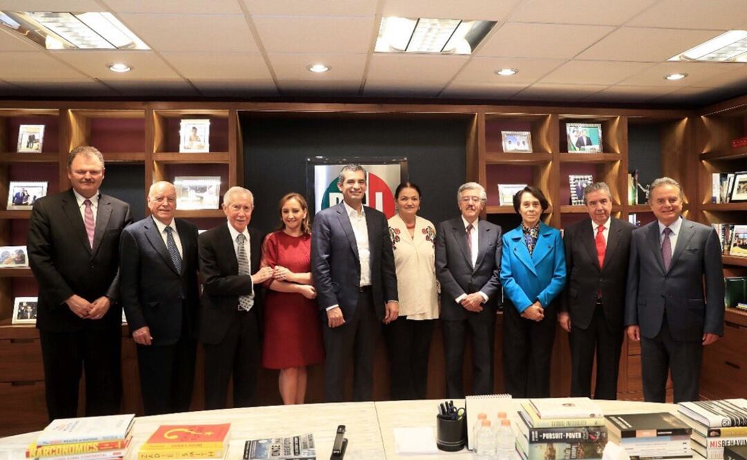 Se trató de una comida en la que estuvo presente la secretaria general del PRI, Claudia Ruiz Massieu. /Tomada de @EnriqueOchoaR