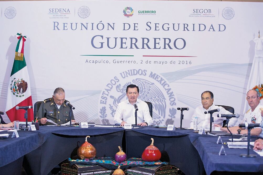 Salvador Cienfuegos, titular de Sedena; Miguel Ángel Osorio Chong, secretario de Gobernación, y el gobernador Héctor Astudillo, en la reunión (ESPECIAL)