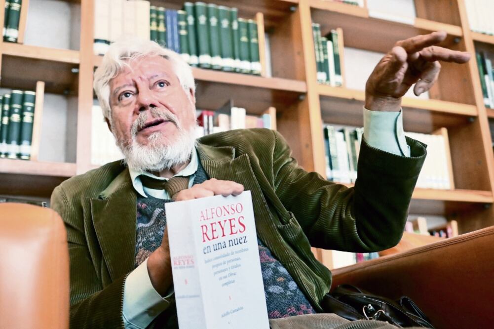 Adolfo Castañón muestra el libro Alfonso Reyes en una nuez. Índice consolidado de nombres propios de personas, personajes y títulos en sus "Obras completas", publicado por El Colegio Nacional. (ARIEL OJEDA. EL UNIVERSAL)