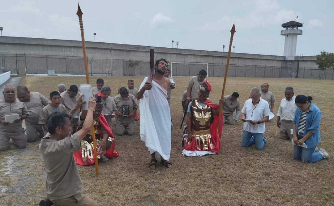 La representación inició en la capilla de la Fase II del centro penitenciario en Tamaulipas y concluyó en el campo deportivo de la misma sección (18/04/2025). Foto: Especial