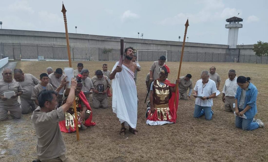 La representación inició en la capilla de la Fase II del centro penitenciario en Tamaulipas y concluyó en el campo deportivo de la misma sección (18/04/2025). Foto: Especial