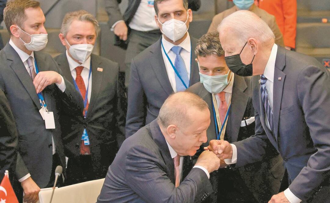 Los presidentes de Turquía, Recep Tayyip Erdogan, y de Estados Unidos, Joe Biden, chocan puños durante la sesión plenaria de la OTAN en Bruselas. Foto: Olivier Matthys. AFP
